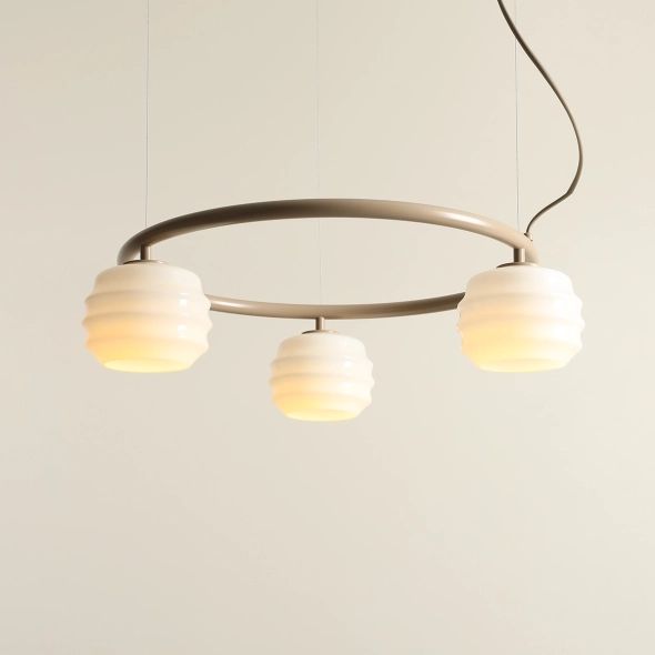 Okrągła lampa wisząca 3-płomienna w beżowym kolorze ze szklanymi kloszami PUFF 3 RING BEIGE