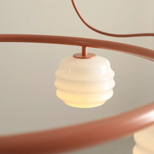 Okrągła lampa wisząca 5-płomienna w koralowym kolorze ze szklanymi kloszami PUFF 5 RING CORAL