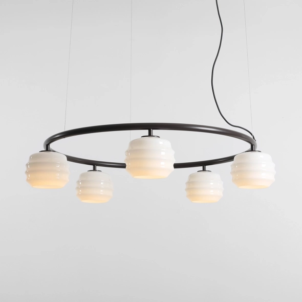 Okrągła lampa wisząca 5-płomienna w kolorze mokka ze szklanymi kloszami PUFF 5 RING MOKKA