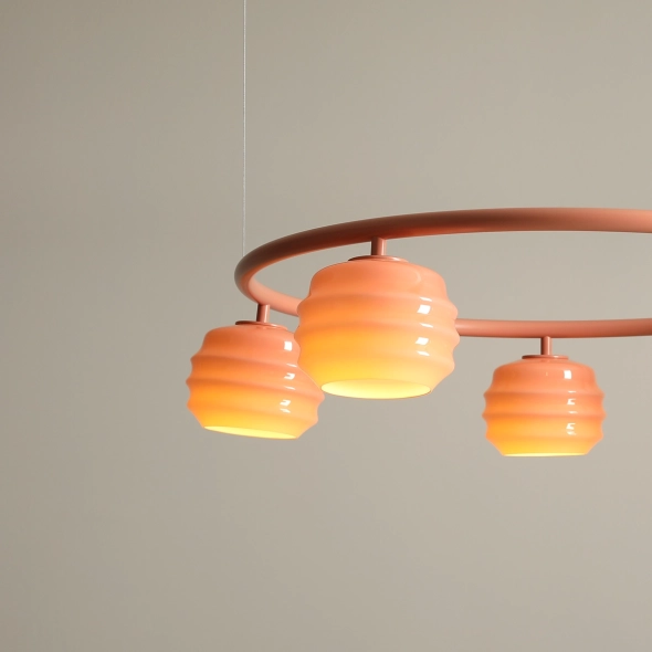 Okrągła lampa wisząca 5-płomienna w koralowym kolorze ze szklanymi kloszami PUFF 5 RING CORAL