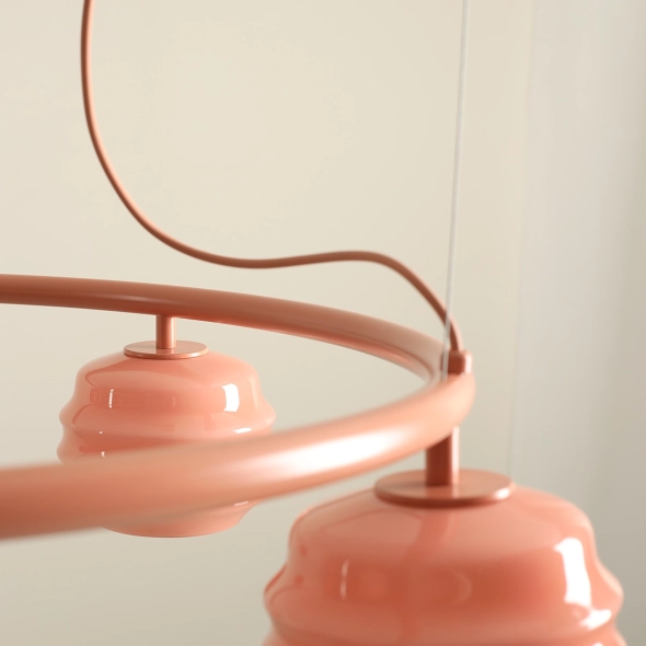 Okrągła lampa wisząca 5-płomienna w koralowym kolorze ze szklanymi kloszami PUFF 5 RING CORAL