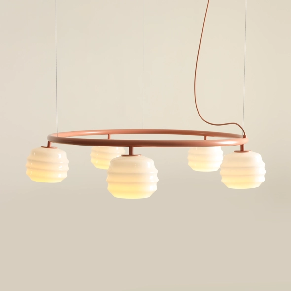 Okrągła lampa wisząca 5-płomienna w koralowym kolorze ze szklanymi kloszami PUFF 5 RING CORAL