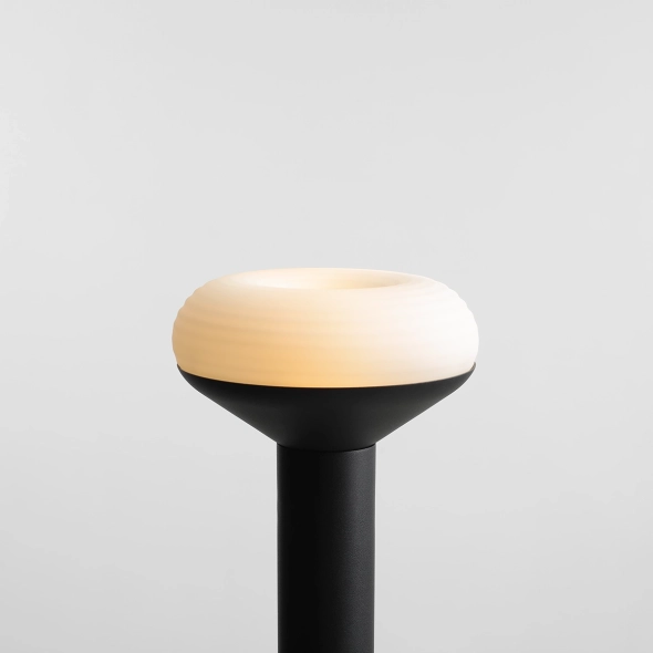Minimalistyczna lampa stojąca TORO FLOOR DEEP BLACK proj. Kabo&Pydo