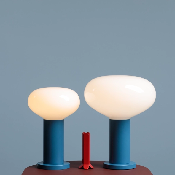 Szeroka lampka biurkowa FLO TABLE SKY M proj. Sedno Studio