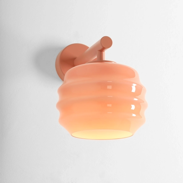 Nowoczesny kinkiet w koralowym kolorze ze szklanym kloszem PUFF WALL CORAL