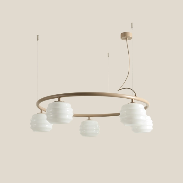 Okrągła lampa wisząca 5-płomienna w beżowym kolorze ze szklanymi kloszami PUFF 5 RING BEIGE