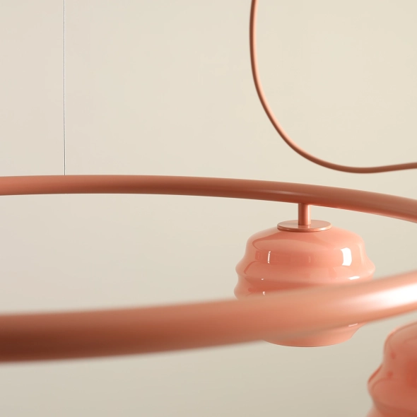 Okrągła lampa wisząca 5-płomienna w koralowym kolorze ze szklanymi kloszami PUFF 5 RING CORAL