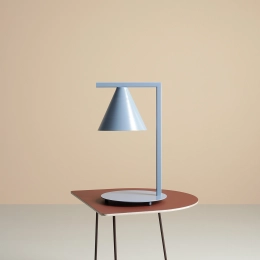 Blauer Tischlampe FORM TABLE DUSTY BLUE aus der limitierten Artera Colours Kollektion